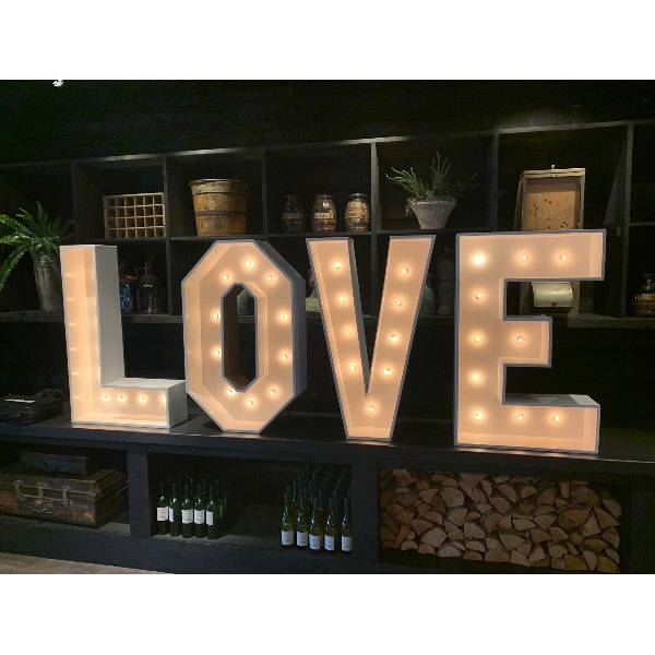 Lichtbak letters 'LOVE'